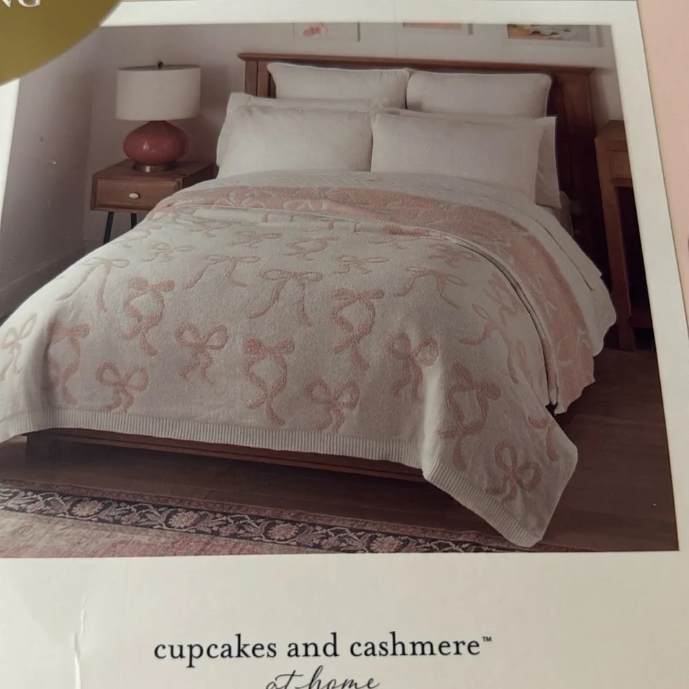 Cupcakes and cashmere pink ribbon/bow, king size reversible, knit blanke